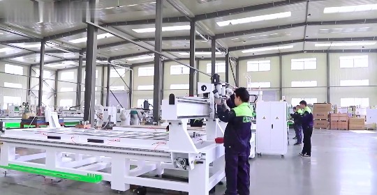 Safe Operation of CNC Engraving Machines By Engineers From ROCTECH CNC